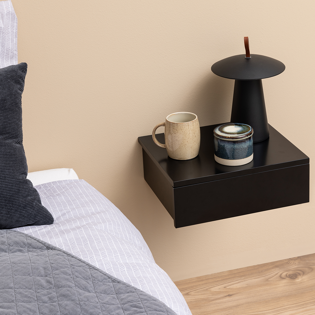 Bram houten nachtkastje zwart - 37 x 32 cm - met lade - zwevend - hangend - industrieel - hang - aan de muur - wand