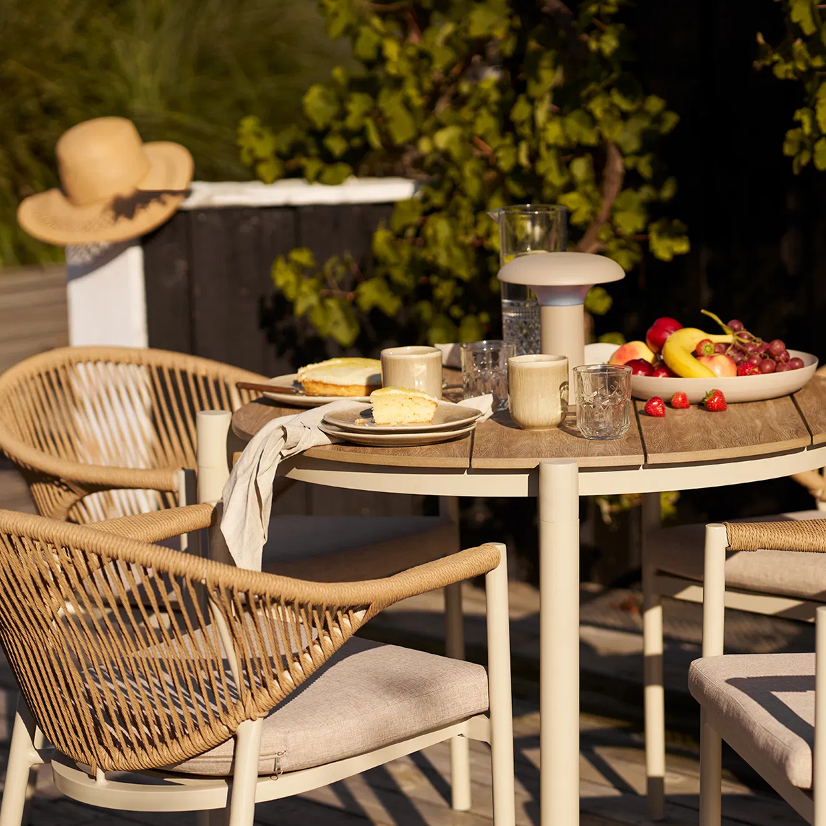sfeerbeeld van Aliana aluminum tafel met houtlook zand - Ø90 x 74 cm