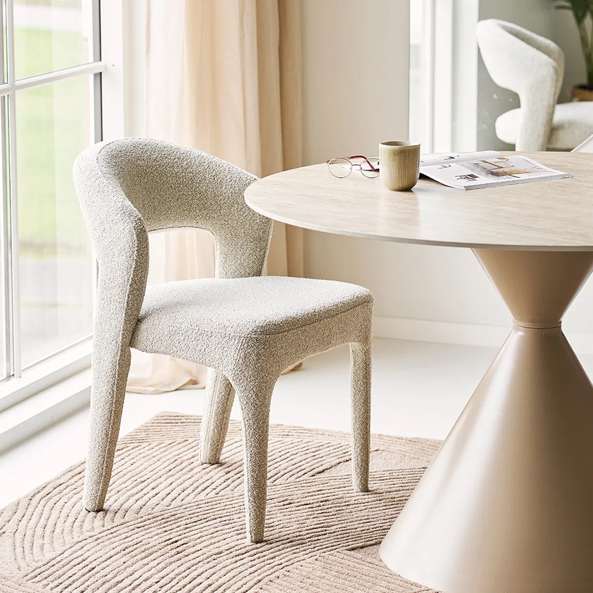 ronde tafel met kegelvormig blad Anisa metalen eettafel met keramiek blad beige