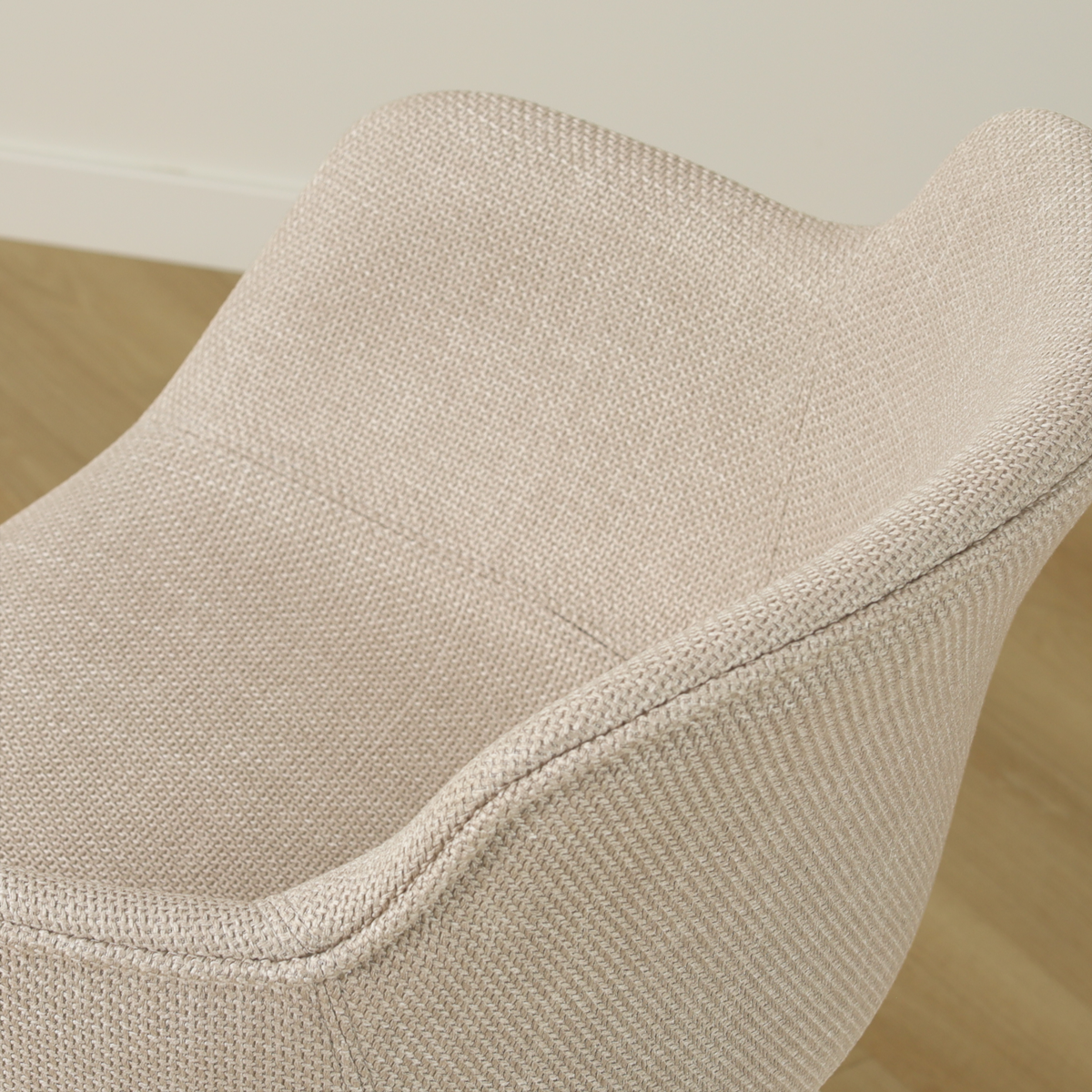 design eetkamerstoel beige stoffen zitting - zwart metalen onderstel Vera