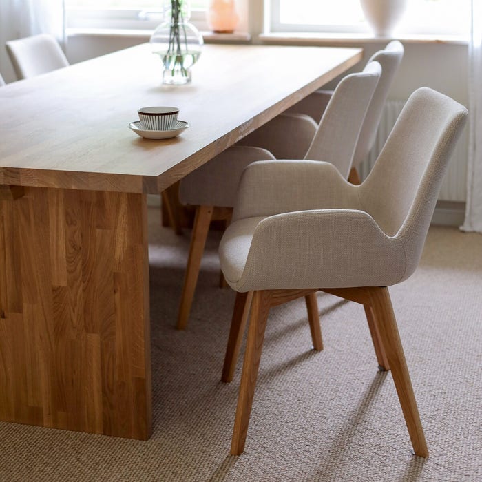 Drimsdale gestoffeerde eetkamerstoel beige - eikenhouten onderstel - stoel - met armleuning - creme - scandinavisch - houten poten