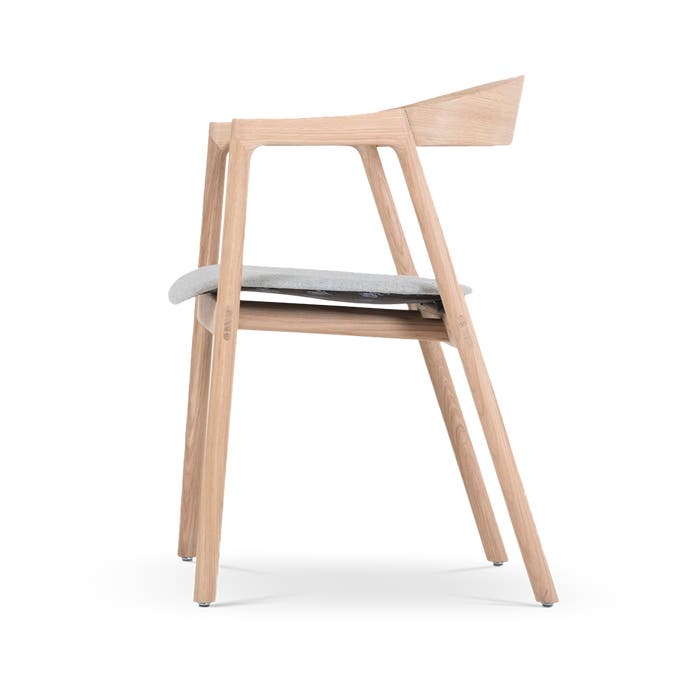 Muna Chair houten eetkamerstoel whitewash met lichtgrijs zitkussen