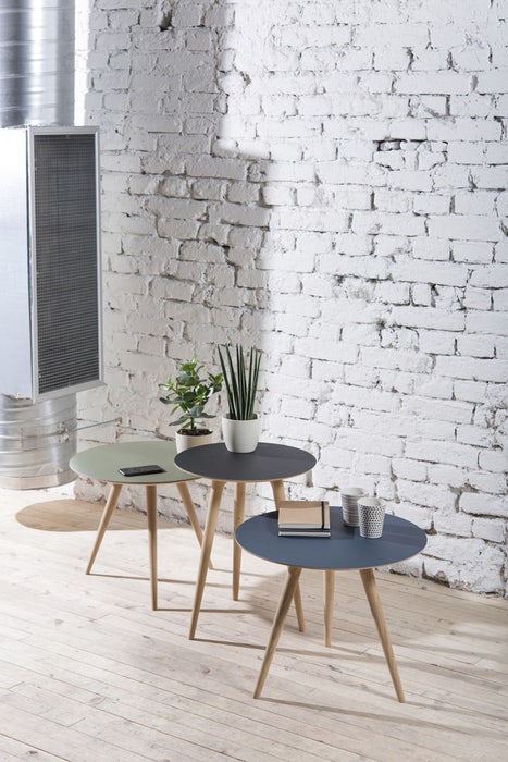 Arp side table houten bijzettafel whitewash - met linoleum tafelblad smokey blue - Ø 45 cm - blauw - hardwax oil white