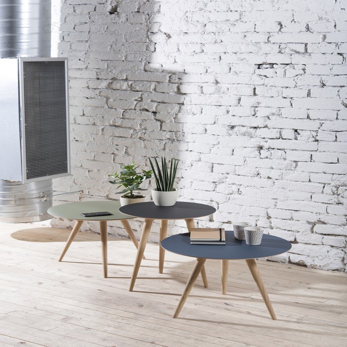Arp side table houten bijzettafel whitewash - met linoleum tafelblad nero - Ø 55 cm - bijzettafeltje - tafeltje - rond - zwart - design - voor bank - eiken - klein - scandinavisch - eikenhout - woonkamer