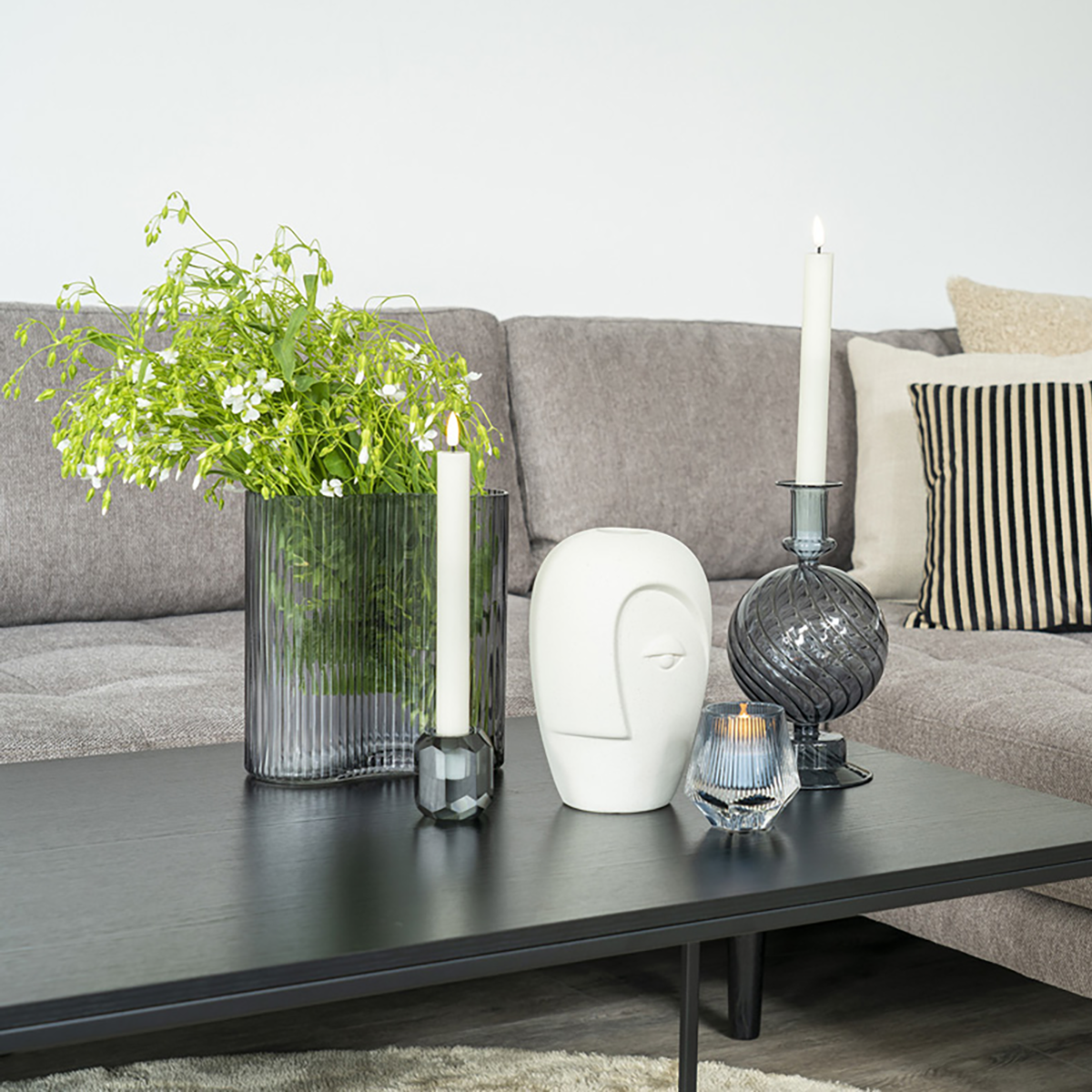 Loes glazen vaas rookglas - 19 x 20 cm  - geribbeld - grijs - bloemenvaas