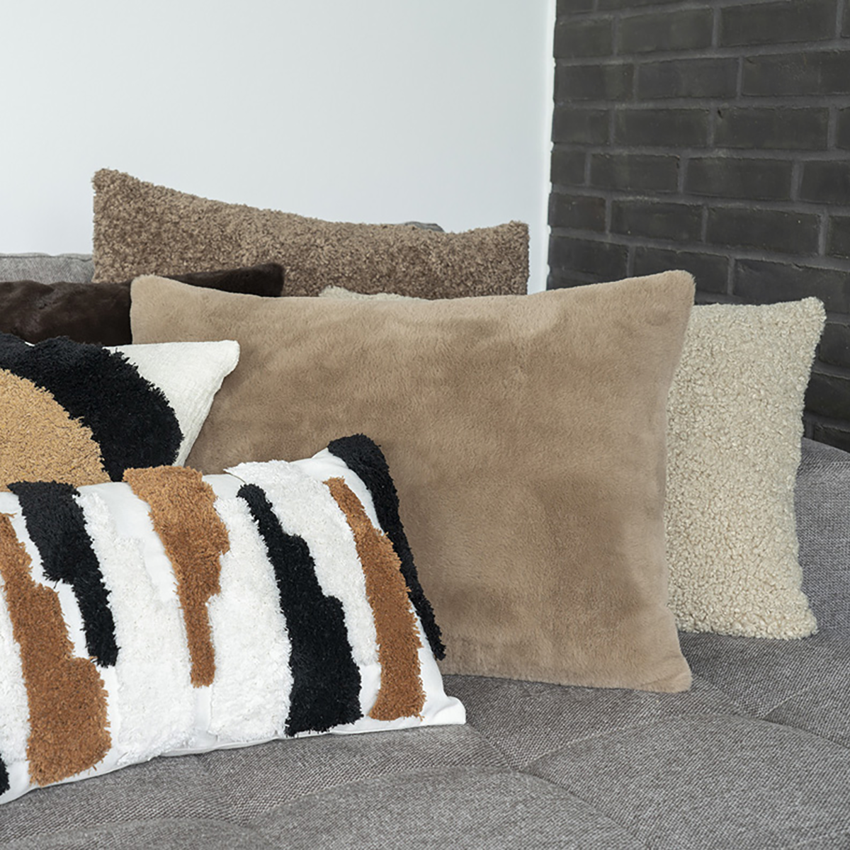 Elora sierkussen lichtbruin - 45 x 60 cm - rechthoekig - groot - zacht