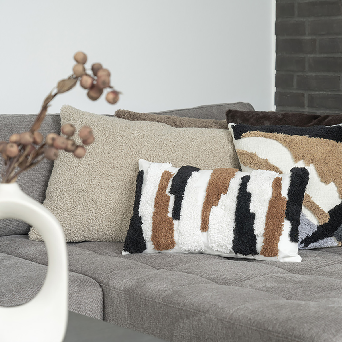 Louise sierkussen lichtbruin - 45 x 60 cm - schapenvacht - beige - zwart - boucle