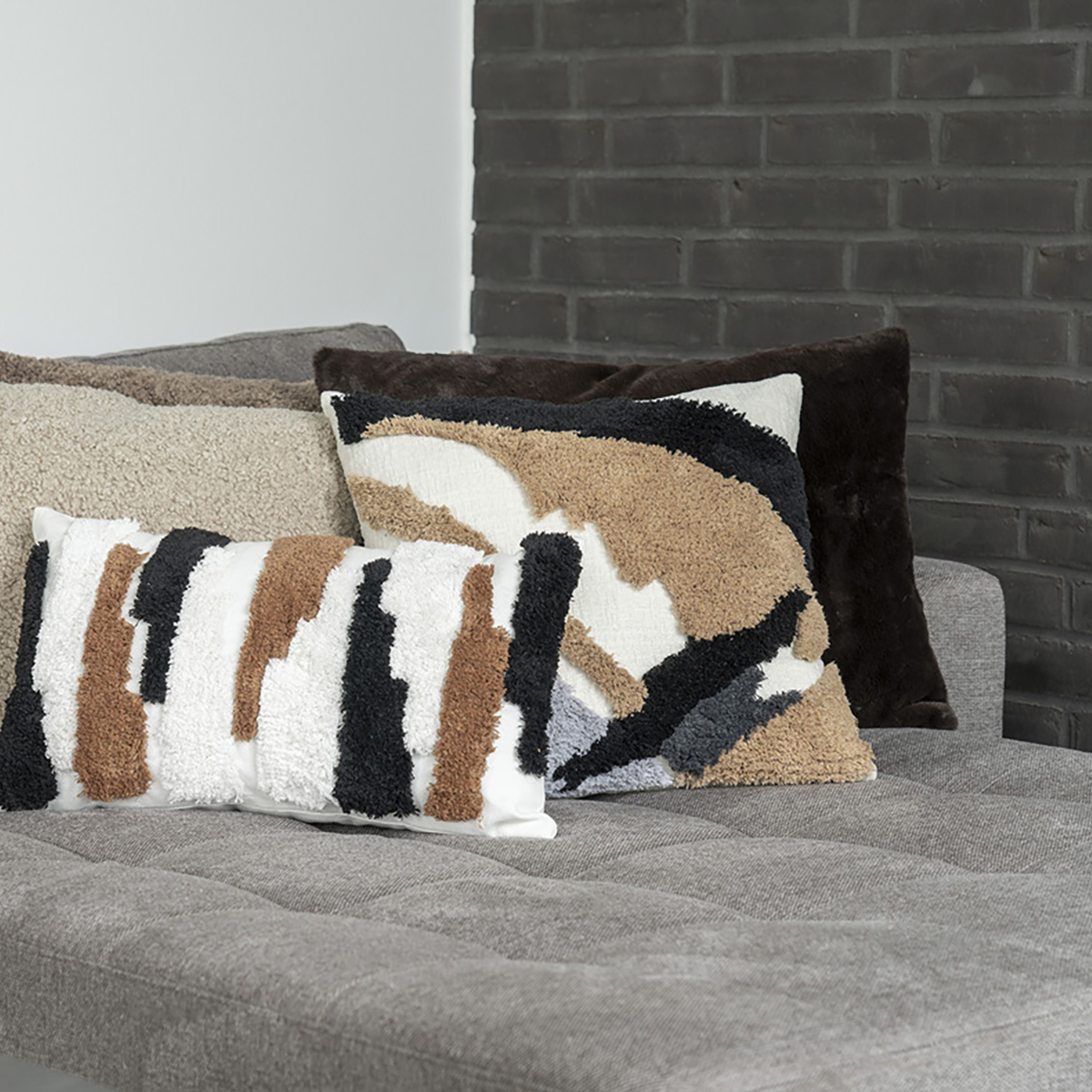 Elora sierkussen donkerbruin - 45 x 60 cm - rechthoekig - groot - zacht