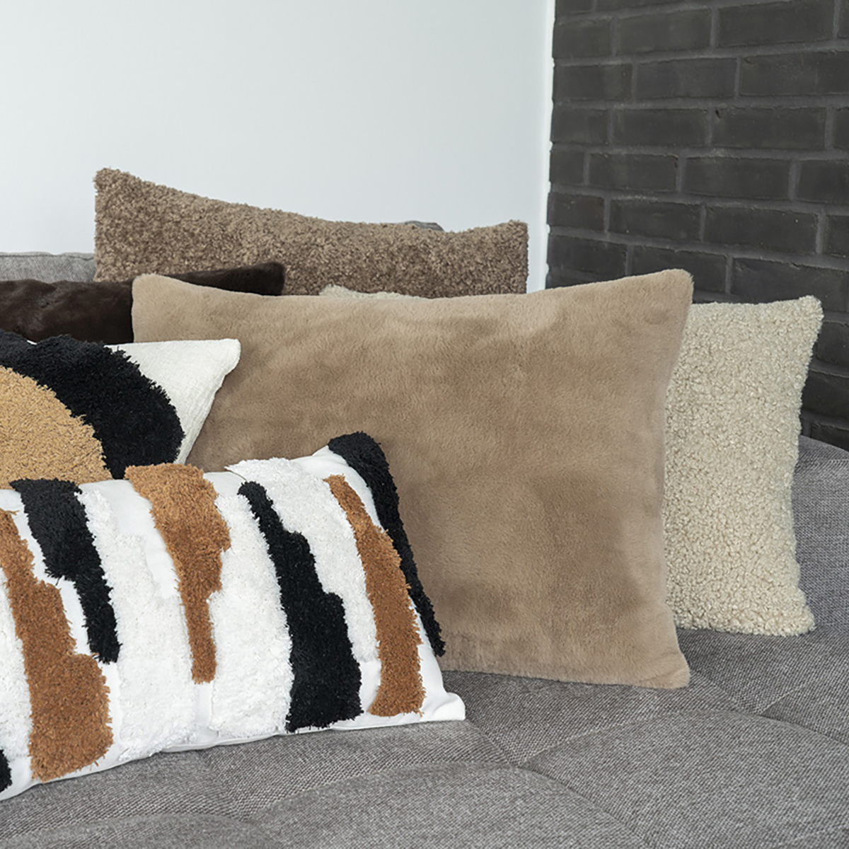 Louise sierkussen bruin - 45 x 60 cm - schapenvacht - zwart - bouclé