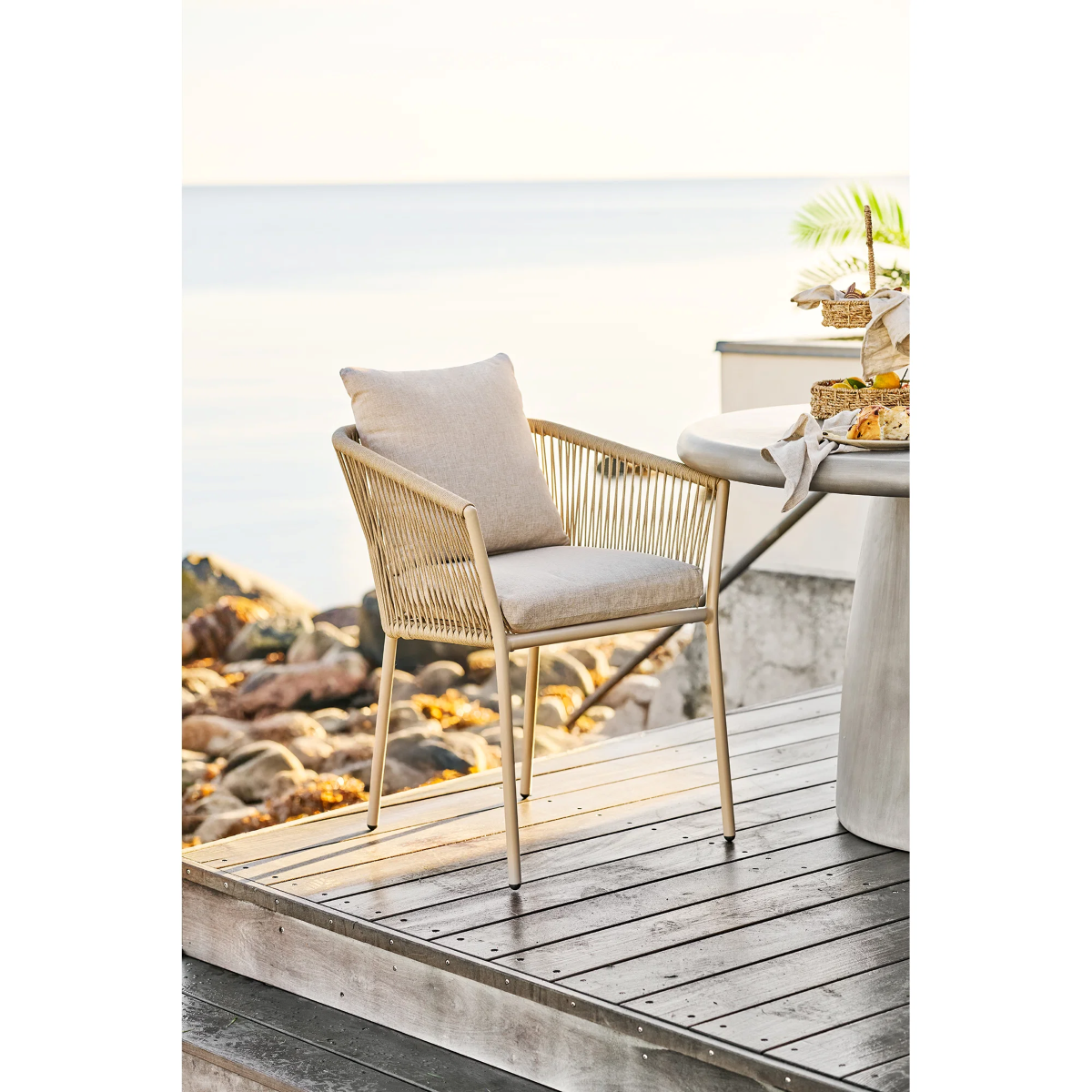 Mexx aluminium tuinstoel beige - met armleuning en kussen zand - terrasstoel - buiten - balkon - lichtgewicht