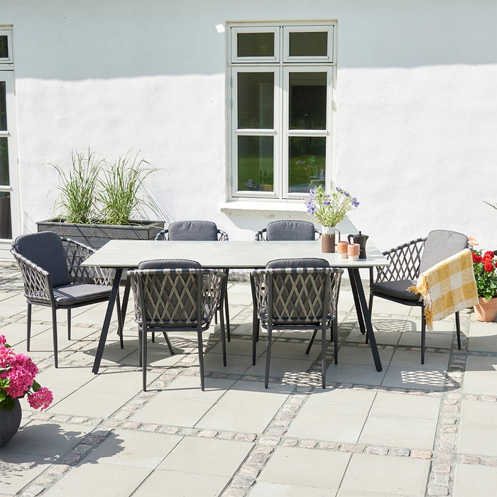 Zola tuintafel grijs - 200 x 100 cm - betonlook - 6 personen - keramiek - metaal - zwart