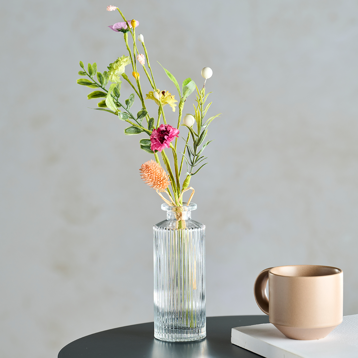 Suzanne glazen vaas met boeket kunstbloemen roze - vaas met kunstbloemen - nepbloemen - voor binnen - veldboeket