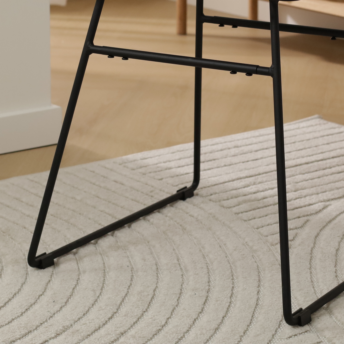 scandinavische metalen draadstoel zwart - met zitkussen Pluck 