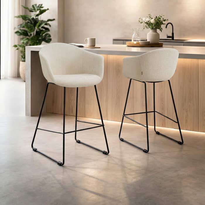 Nino-Otis barkruk cottonbeige - zwart onderstel - 65 cm - kookeiland - japandi - barstoel - rugleuning - armleuning - gestoffeerd - scandinavisch