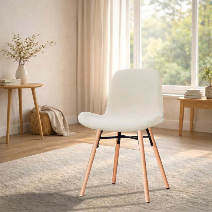 Nena-Fé eetkamerstoel cottonbeige - houten onderstel - comfortabel - rugleuning - gestoffeerd - vergaderstoel - japandi