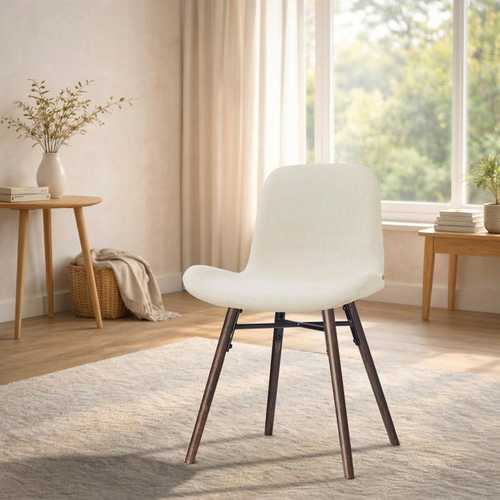 Nena-Fé eetkamerstoel cottonbeige - walnoot houten onderstel - comfortabel - japandi - gestoffeerd - rugleuning - scandinavisch