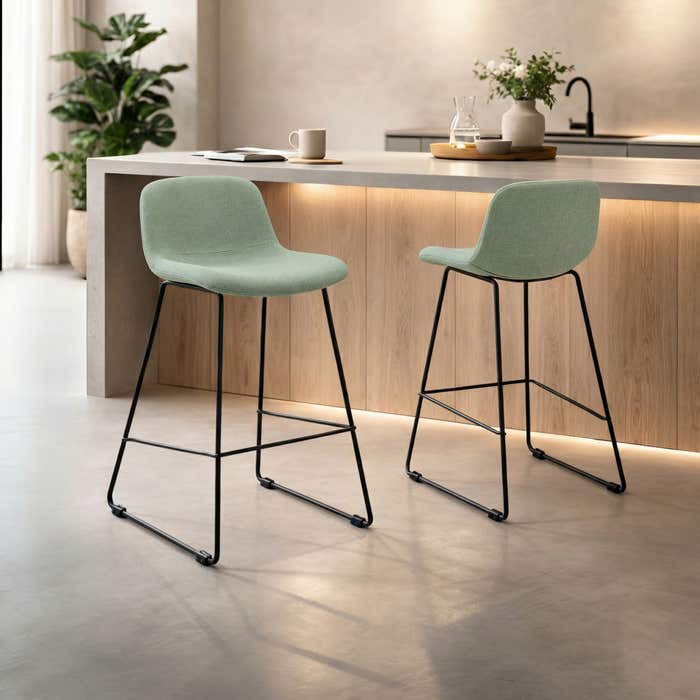 Nino-Mats barkruk saliegroen - zwart onderstel - 65 cm - japandi - keukenblad - gestoffeerd - rugleuning - scandinavisch