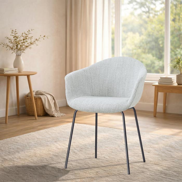 Nora-Otis eetkamerstoel grijs melange - zwart onderstel - japandi - gestoffeerd - armleuningen - comfortabel - metalen onderstel