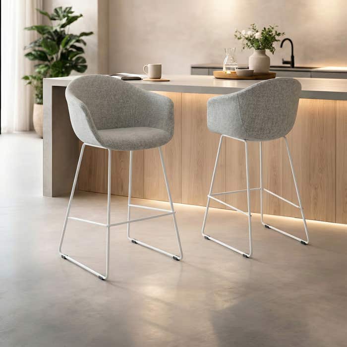 Nino-Otis barkruk grijs melange - wit onderstel - 65 cm - keukenblad - kookeiland - armleuningen - gestoffeerd - japandi - scandinavisch