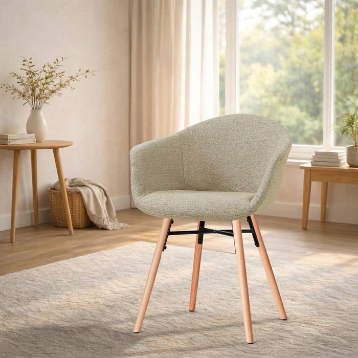 Nena-Otis eetkamerstoel taupe melange - houten onderstel - armleuningen - gestoffeerd - vergaderstoel - japandi - comfortabel