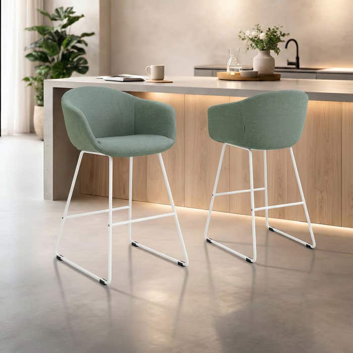 Nino-Otis barkruk saliegroen - wit onderstel - 65 cm - keukenblad - kookeiland - armleuningen - gestoffeerd - japandi - scandinavisch