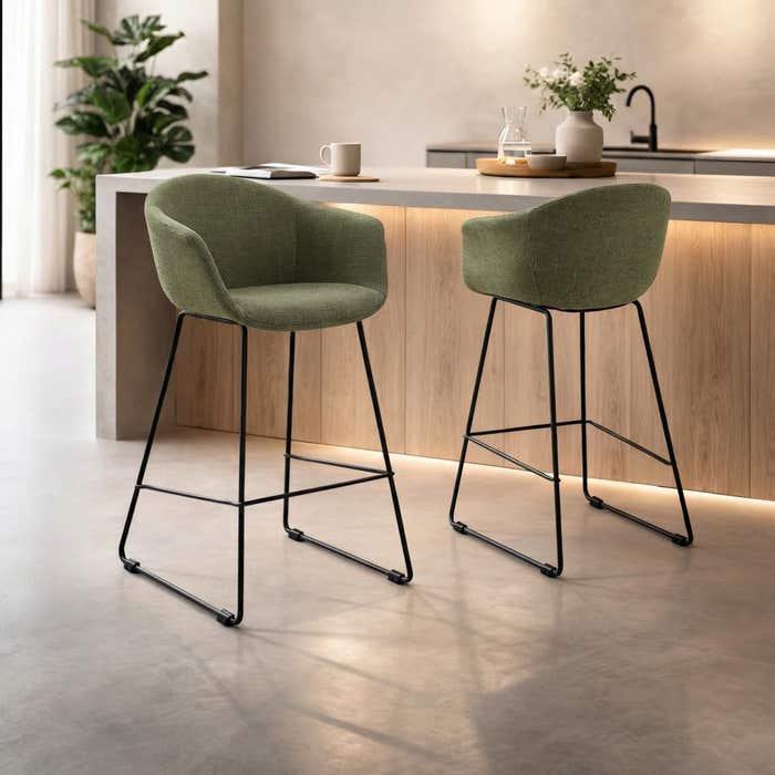 Nino-Otis barkruk forestgroen - zwart onderstel - 65 cm - kookeiland - japandi - rugleuning - armleuning - gestoffeerd - scandinavisch