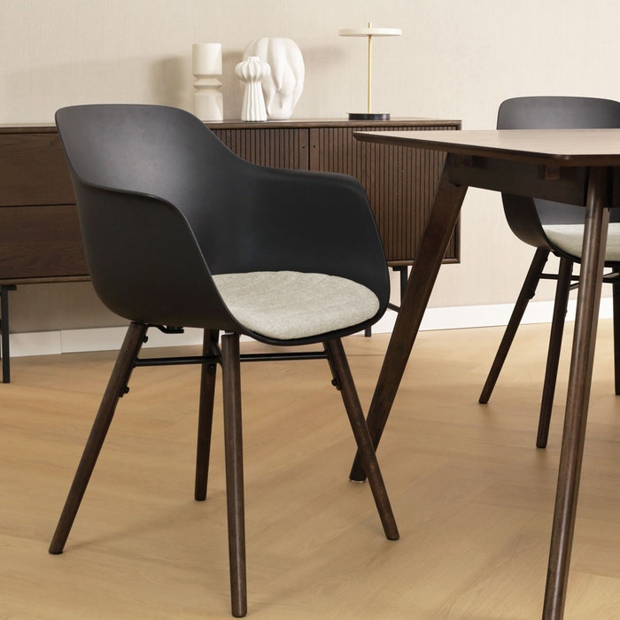 Nena-Liz eetkamerstoel zwart met naturelbeige zitkussen - walnoot houten onderstel - kunststof - comfortabel - rugleuning - vergaderstoel - japandi - scandinavisch