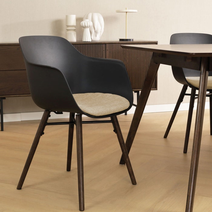 Nena-Liz eetkamerstoel zwart met nougatbruin zitkussen - walnoot houten onderstel - rugleuning - kunststof - vergaderstoel - scandinavisch - japandi - comfortabel