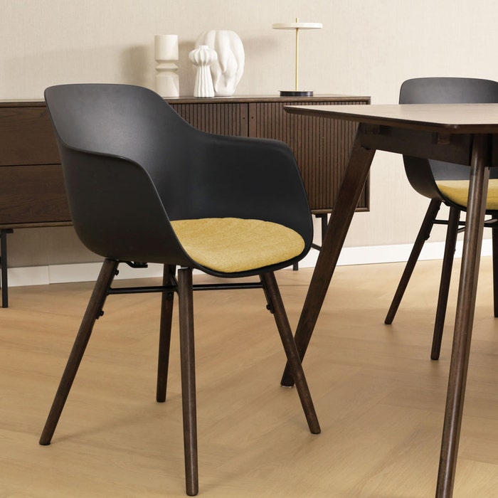 Nena-Liz eetkamerstoel zwart met warm oker zitkussen - walnoot houten onderstel 