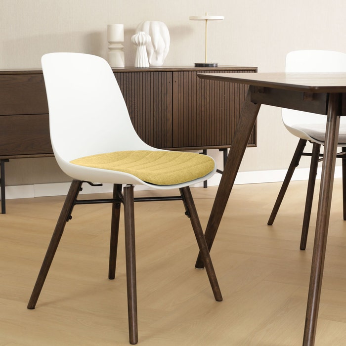 Nena-Liv eetkamerstoel wit met warm oker zitkussen - walnoot houten onderstel 