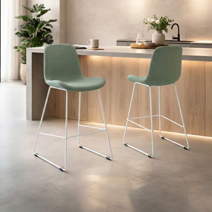 Nino-Fé barkruk saliegroen - wit onderstel - 65 cm - keukenblad - kookeiland - rugleuning - gestoffeerd - japandi - scandinavisch