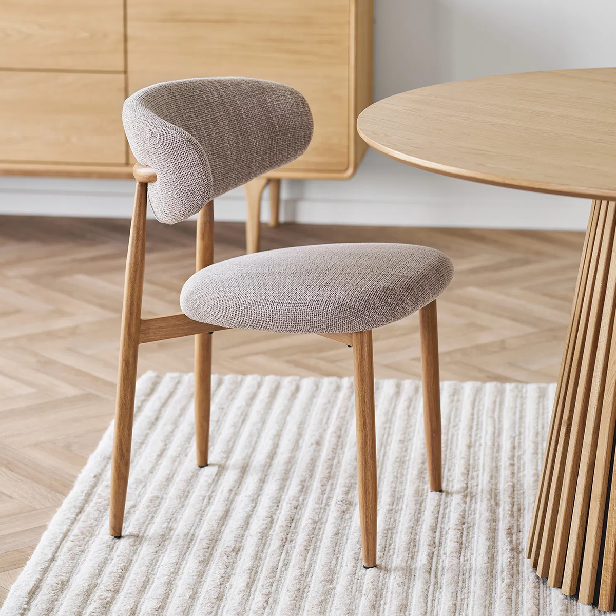 Jolien eetkamerstoel taupe mixed - naturel onderstel  - japandi - houtlook -  luxe - stof - comfortabele