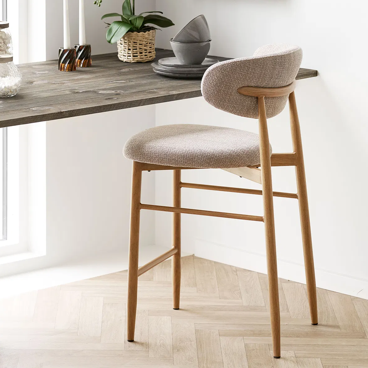 Jolien barkruk 65 cm taupe mixed  - naturel onderstel  - Barstoel - japandi - houtlook  - luxe - stof - comfortabele