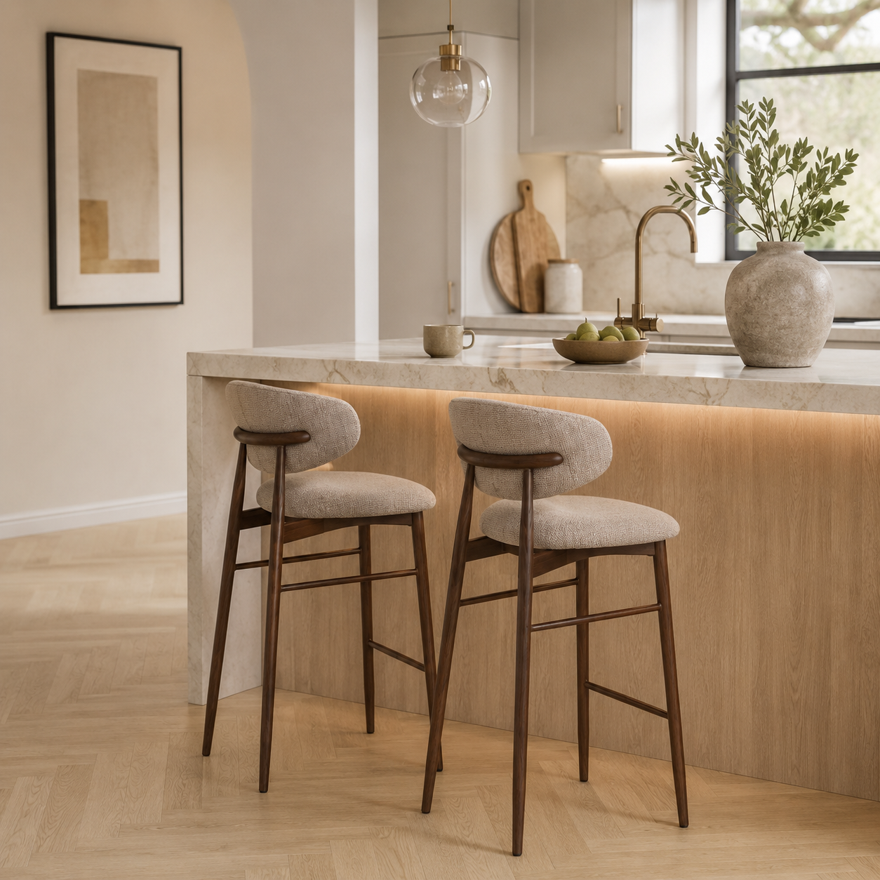 Jolien Barkruk 65 cm taupe mixed  - walnoten onderstel  - houtlook - barstoel - japandi - stof - comfortabele - luxe
