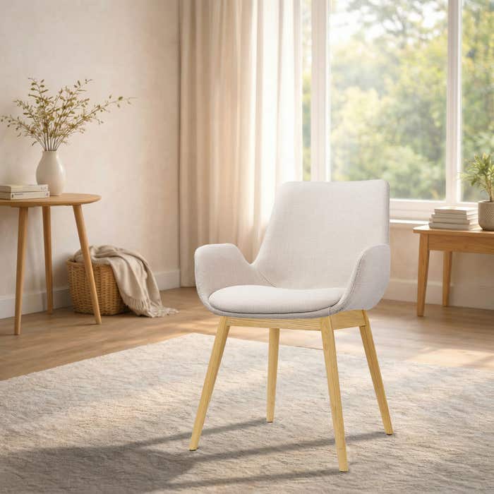 Nio-Eef eetkamerstoel beige - houten onderstel - japandi - armleuning - elegant