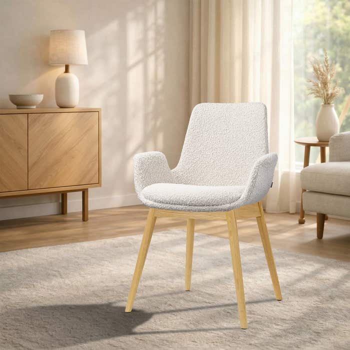 Nio-Eef eetkamerstoel bouclé beige - houten onderstel - japandi - armleuning - stoffen zitting