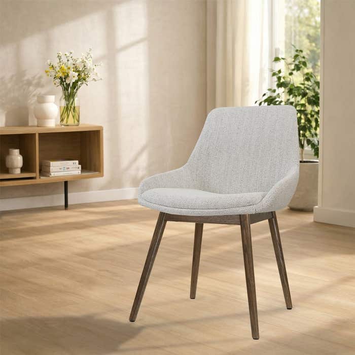 Nio-Isa eetkamerstoel beige gemêleerd - walnoot houten onderstel - comfortabel - stoffen zitting - tijdloos