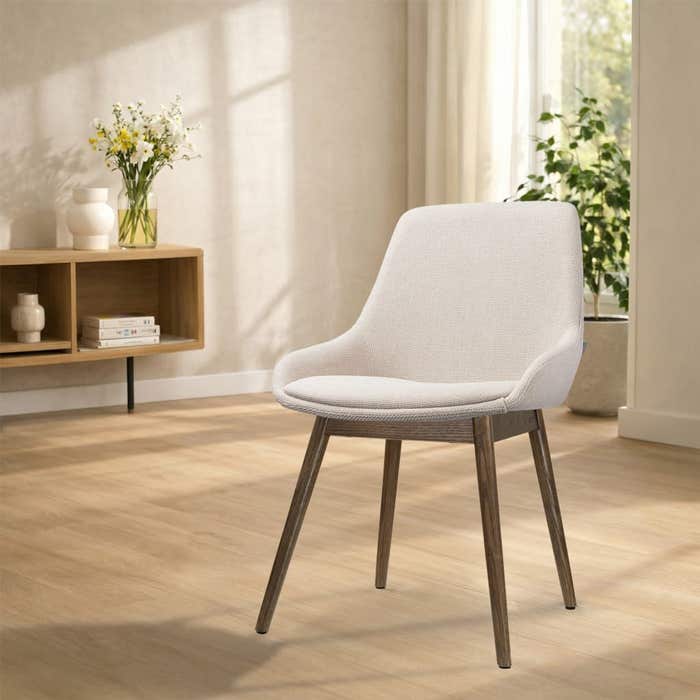 Nio-Isa eetkamerstoel beige - walnoot houten onderstel - scandinavisch - comfortabel - stoffen zitting