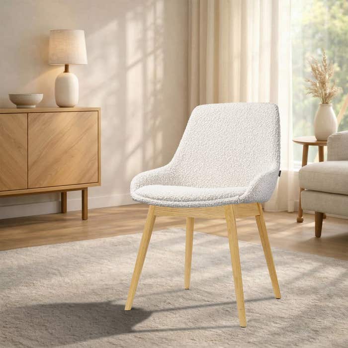 Nio-Isa eetkamerstoel bouclé beige - houten onderstel - scandinavisch  - stoffen zitting - comfortabel