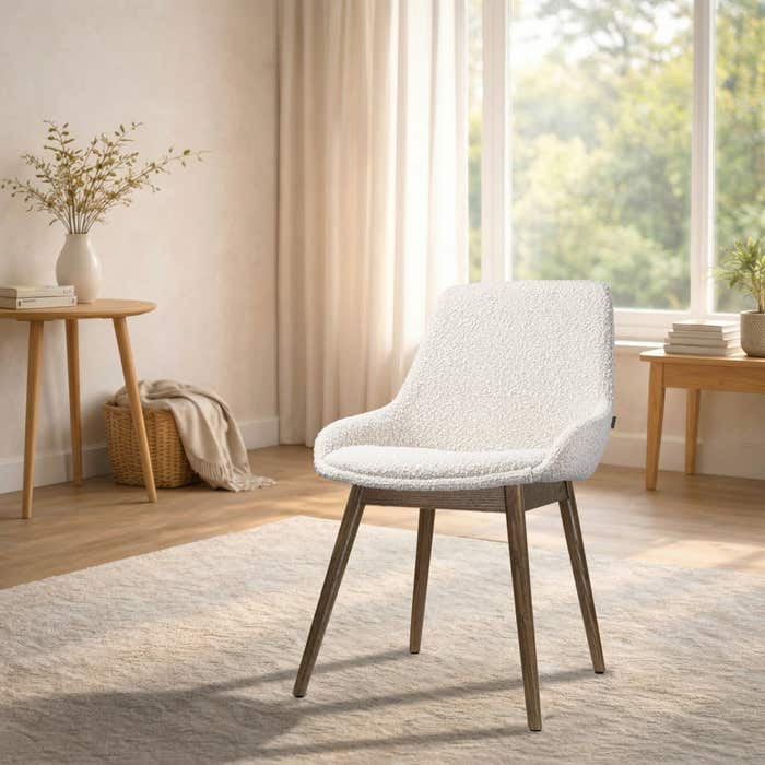 Nio-Isa eetkamerstoel bouclé beige - walnoot houten onderstel - japandi - zachte zitting - comfortabel