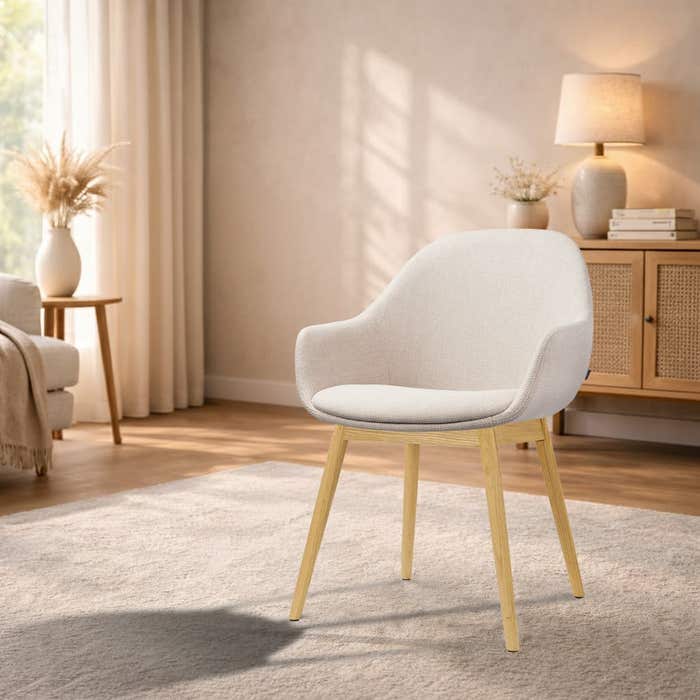 Nio-Mae eetkamerstoel beige - houten onderstel - scandinavisch - armstoel - comfortabele zitting