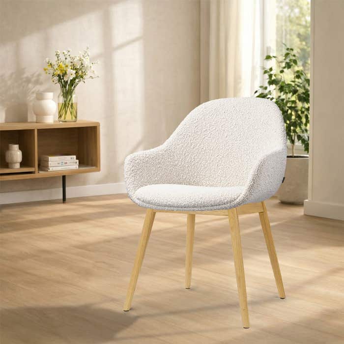 Nio-Mae eetkamerstoel bouclé beige - houten onderstel - japandi - armstoel - comfortabele zitting