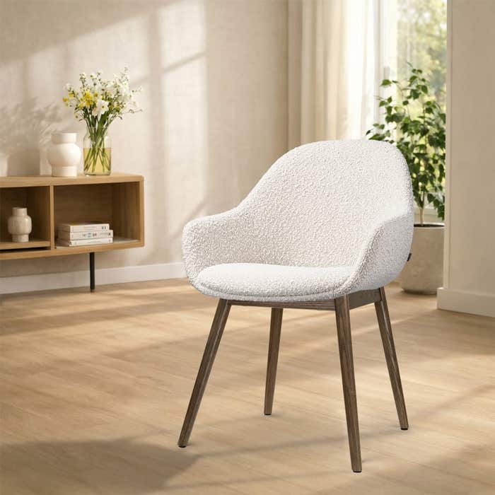 Nio-Mae eetkamerstoel bouclé beige - walnoot houten onderstel - scandinavisch - armstoel - stoffen comfortabel