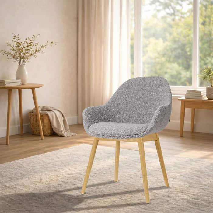 Nio-Mae eetkamerstoel bouclé taupe - houten onderstel - japandi - armleuning - stoffen zitting