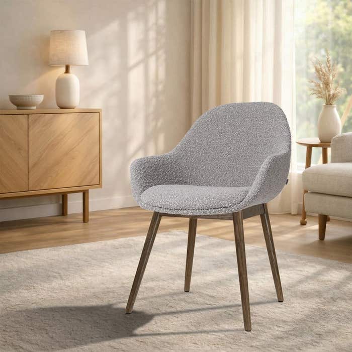 Nio-Mae eetkamerstoel bouclé taupe - walnoot houten onderstel - scandinavisch - armstoel - comfortabel - stoffen