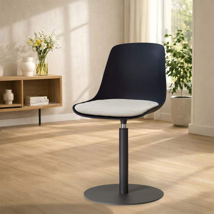 Niva-Liv draaibare tulp eetkamerstoel zwart met naturelbeige zitkussen - mat zwart onderstel - kunststof - scandinavisch - comfortabel