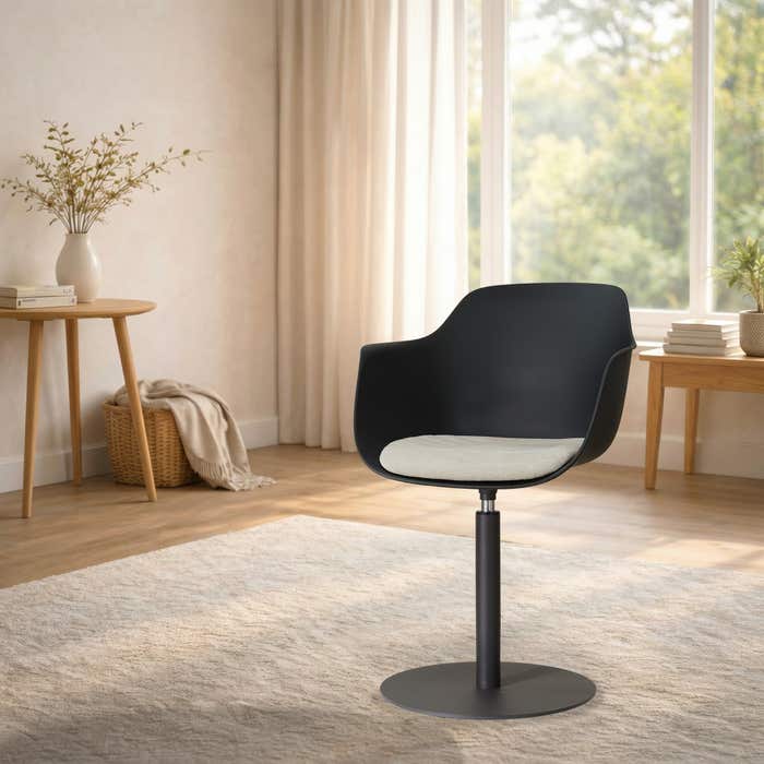 Niva-Liz draaibare tulp eetkamerstoel zwart met naturelbeige zitkussen - mat zwart onderstel - japandi - comfortabel - kunststof