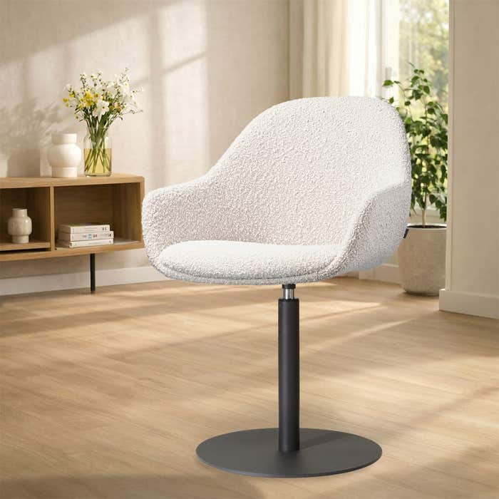 Niva-Mae draaibare tulp eetkamerstoel bouclé beige - mat zwart onderstel - scandinavisch - armstoel - comfortabel