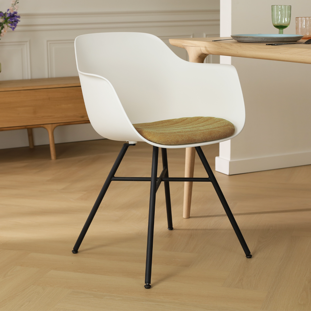 Noa-Liz eetkamerstoel wit met mosgroen zitkussen - zwart onderstel - comfortabel - vergaderstoel - japandi