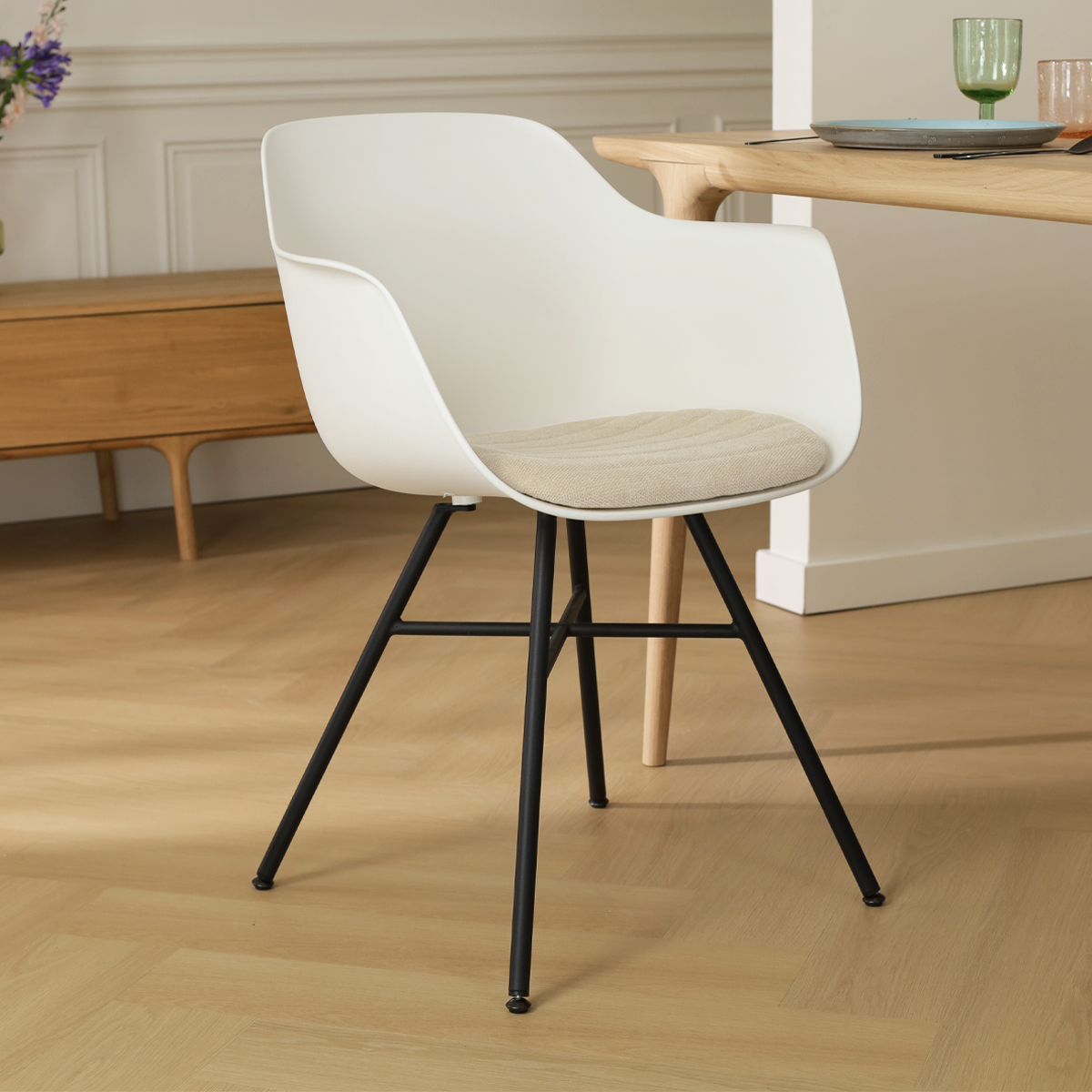 Noa-Liz eetkamerstoel wit met naturelbeige zitkussen - zwart onderstel - kunststof - modern - comfortabel - scandinavisch -